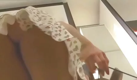 یک جمعیت از زنان بالغ خواستار دختر 18 ساله سکسی لذت جنسی از یک مرد سیاه و سفید