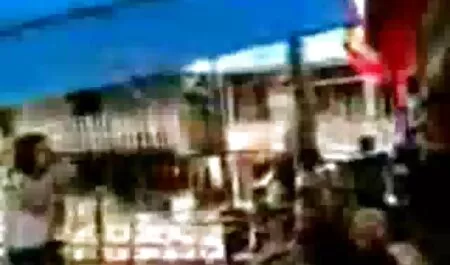 یک زن نوجوان آسیایی کمک کرد یک مرد به عریان و سکس للکبار رفتن به رختخواب برای رابطه جنسی داغ