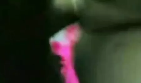 زن مشتاقانه سکس دختر ۱۸ fucks در یک مرد تحت هدایت یک دختر نوجوان